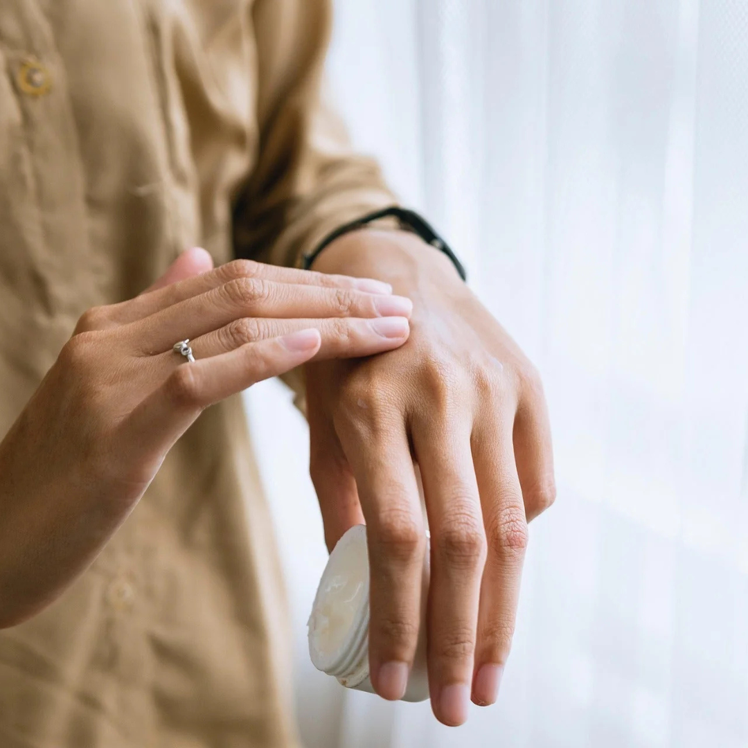 Pourquoi un parfum ne sent jamais pareil d’une personne à l’autre ?