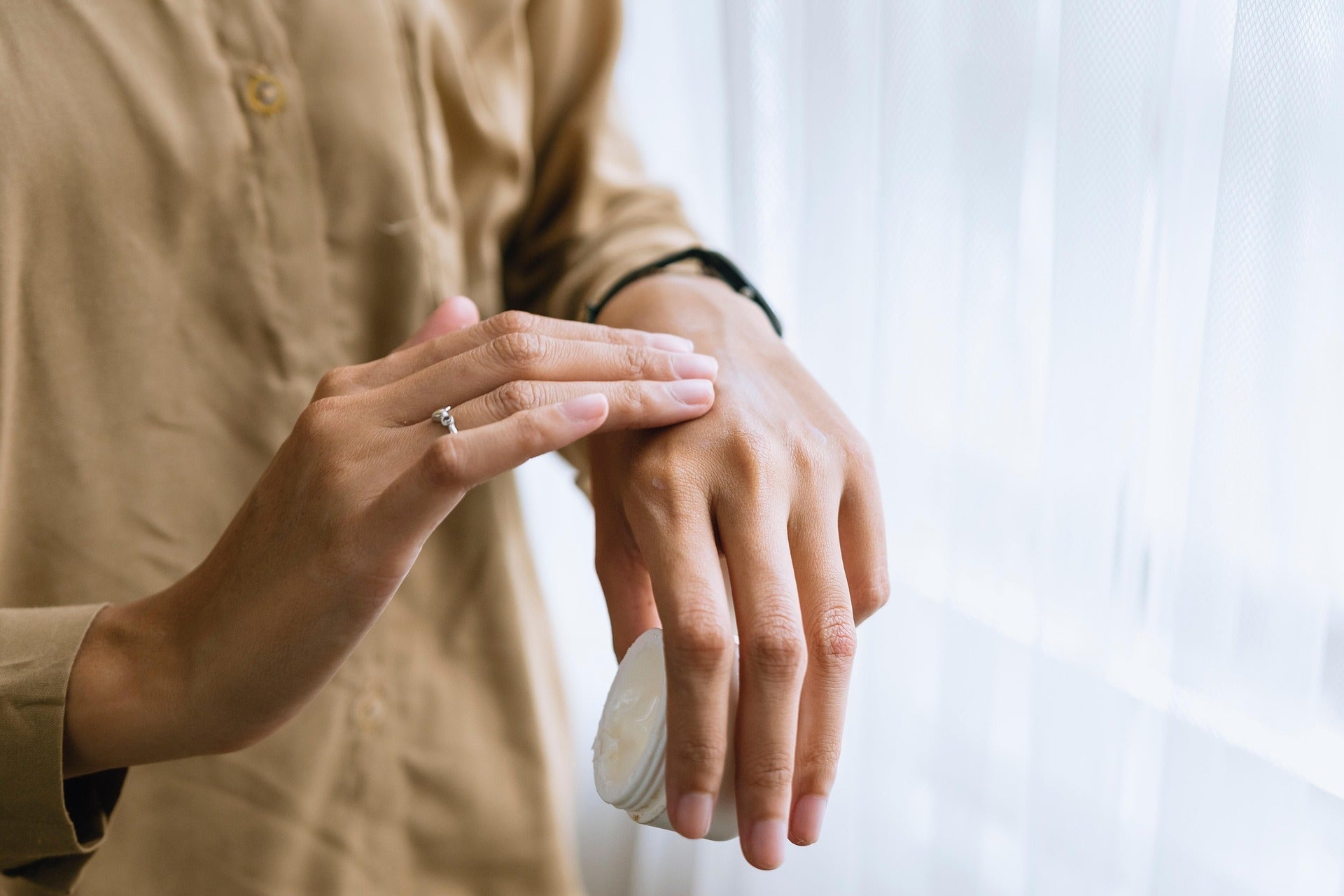 Pourquoi un parfum ne sent jamais pareil d’une personne à l’autre ?